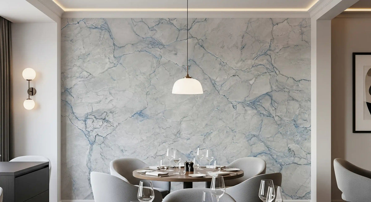 Wandbild mit Marmoradern in kühlem Graublau