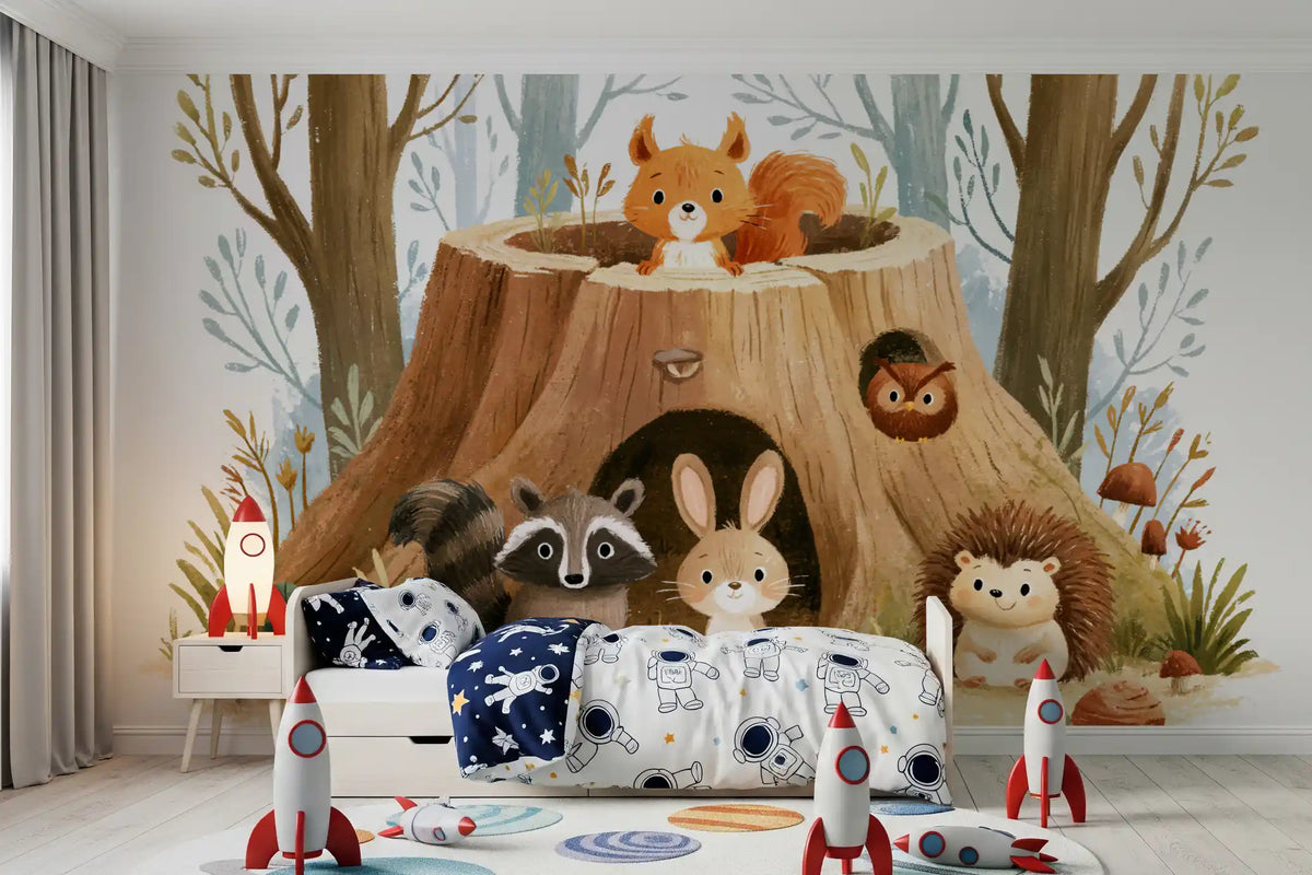 Papier peint panoramique représentant une scène forestière avec des animaux autour d’une souche