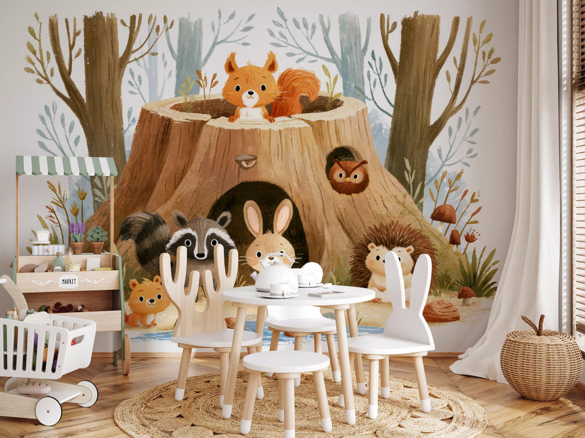 Papier peint panoramique représentant une scène forestière avec des animaux autour d’une souche