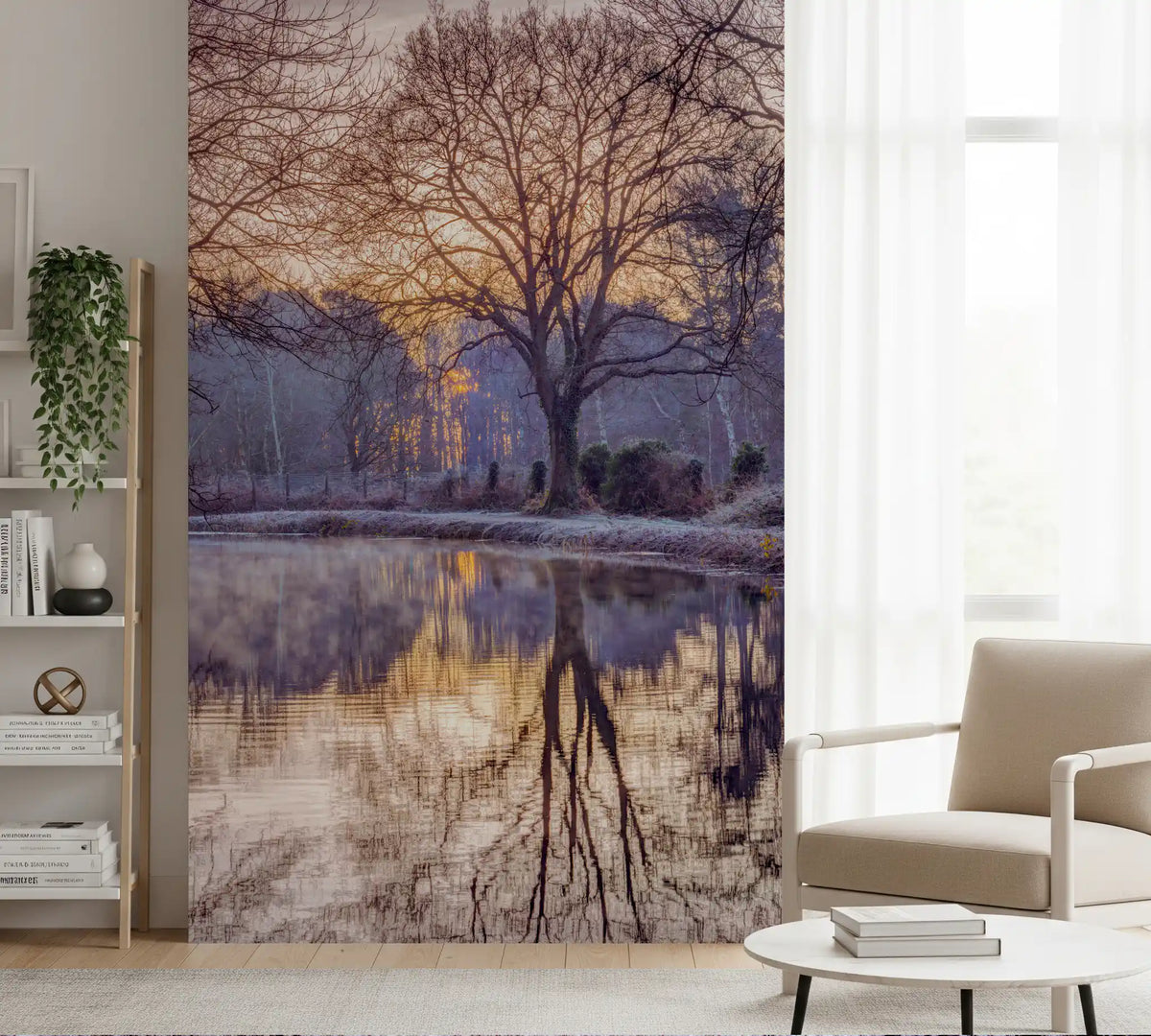 Vægmaleri med en gylden solnedgang, der spejler sig i skovens stille vand