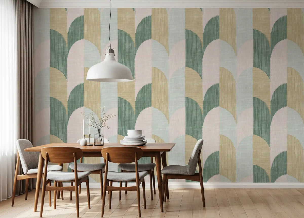 Vackert balanserad tapet med handmålade geometriska former med mid-century modern-känsla och struktur⁠