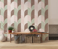 Zacht behang met handgeschilderde geometrische vormen in midcentury-modernstijl, een genot voor grandmillennials