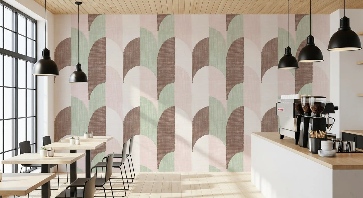 Zacht behang met handgeschilderde geometrische vormen in midcentury-modernstijl, een genot voor grandmillennials