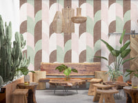 Zacht behang met handgeschilderde geometrische vormen in midcentury-modernstijl, een genot voor grandmillennials