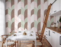 Zacht behang met handgeschilderde geometrische vormen in midcentury-modernstijl, een genot voor grandmillennials