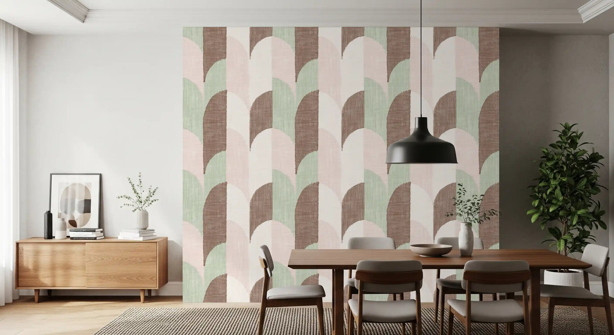 Zacht behang met handgeschilderde geometrische vormen in midcentury-modernstijl, een genot voor grandmillennials