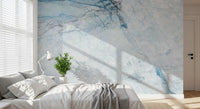 Papier peint panoramique à veines de marbre bleu froid