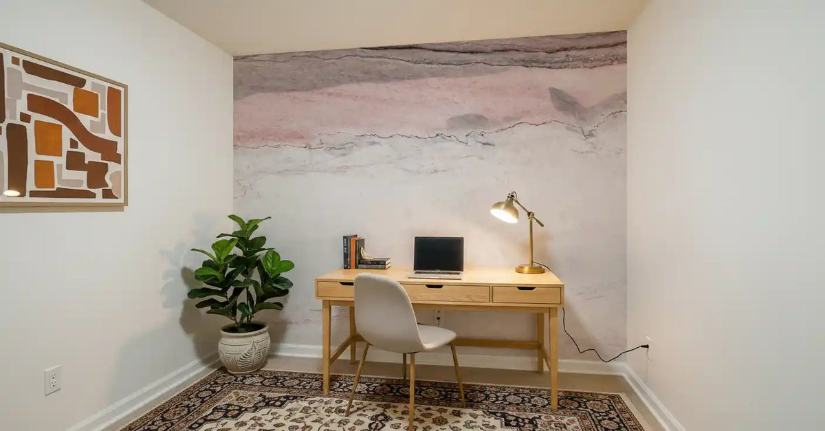 Wandbild mit Adern aus Rosenquarz-Marmor