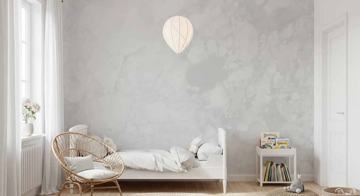 Wandvullende muurschildering met minimalistische witte marmertextuur