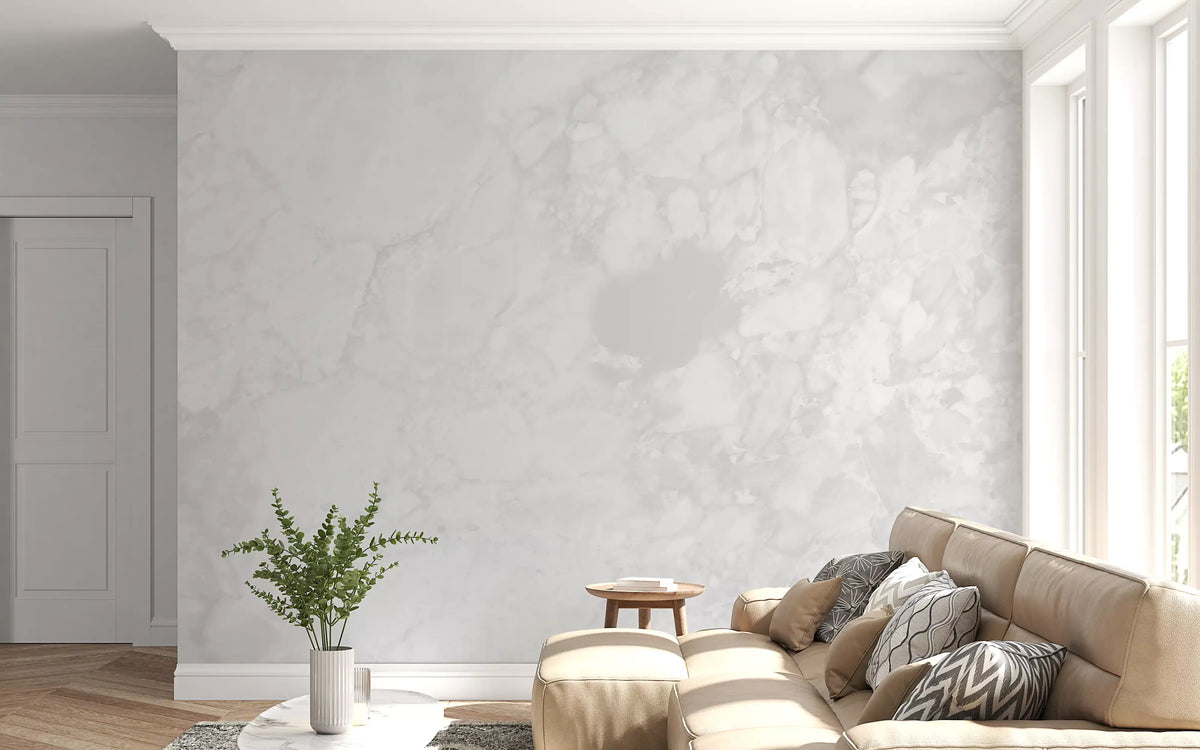 Wandvullende muurschildering met minimalistische witte marmertextuur