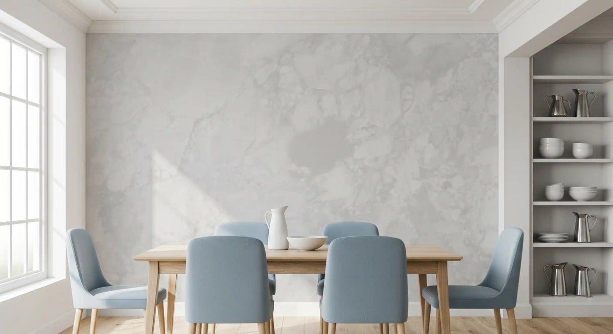 Wandvullende muurschildering met minimalistische witte marmertextuur