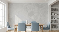 Wandvullende muurschildering met minimalistische witte marmertextuur