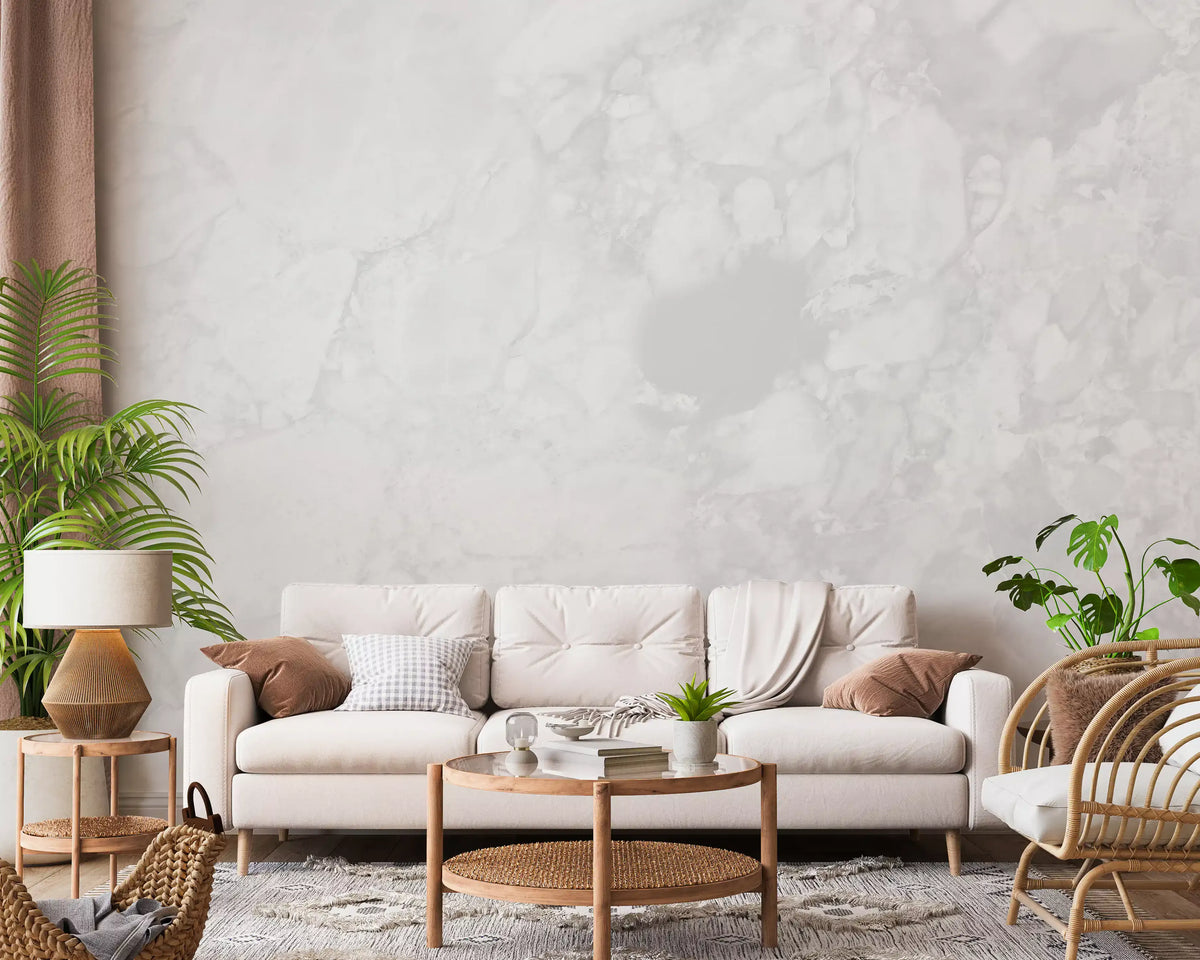Wandvullende muurschildering met minimalistische witte marmertextuur