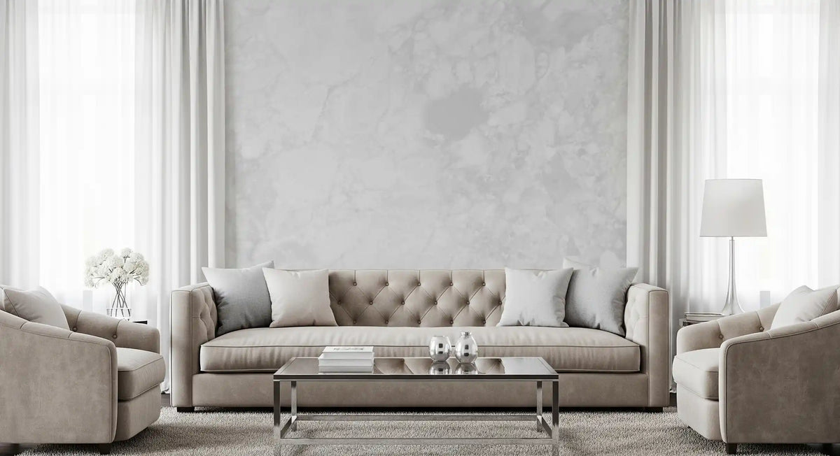 Wandvullende muurschildering met minimalistische witte marmertextuur
