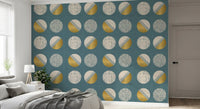 Tapeten mit Kreisen in staubigem Petrol und Senfgelb im Mid-Century-Stil⁠