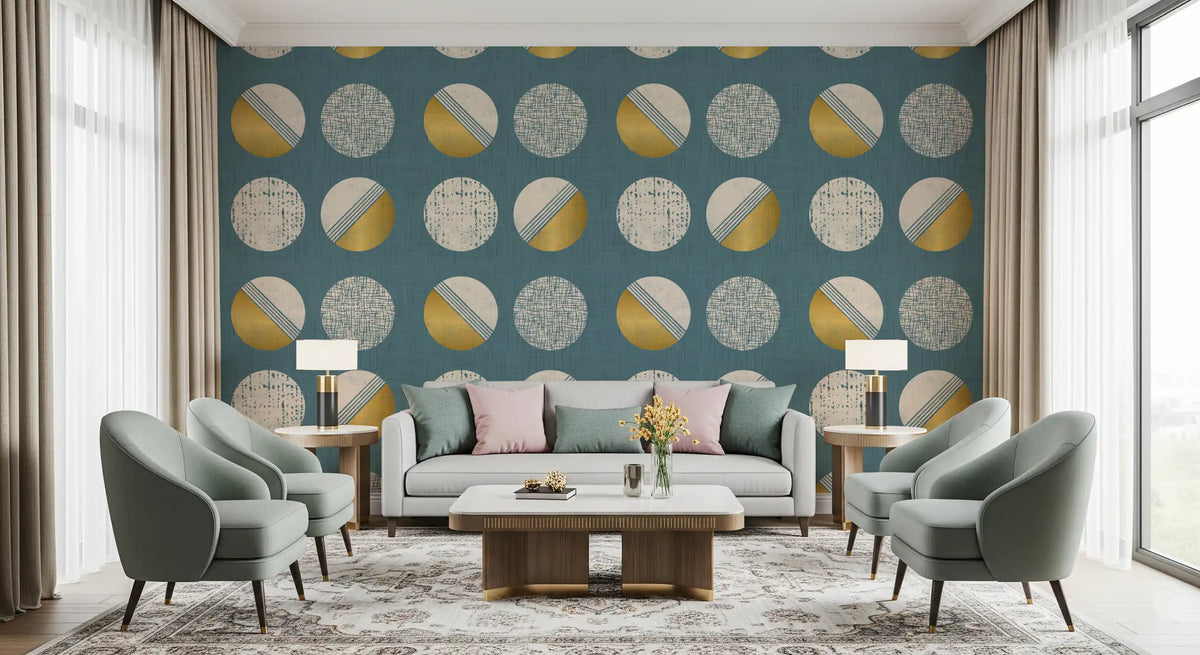 Tapeten mit Kreisen in staubigem Petrol und Senfgelb im Mid-Century-Stil⁠
