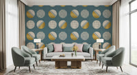 Tapeten mit Kreisen in staubigem Petrol und Senfgelb im Mid-Century-Stil⁠