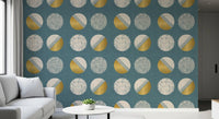 Tapeten mit Kreisen in staubigem Petrol und Senfgelb im Mid-Century-Stil⁠