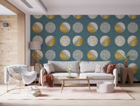 Tapeten mit Kreisen in staubigem Petrol und Senfgelb im Mid-Century-Stil⁠