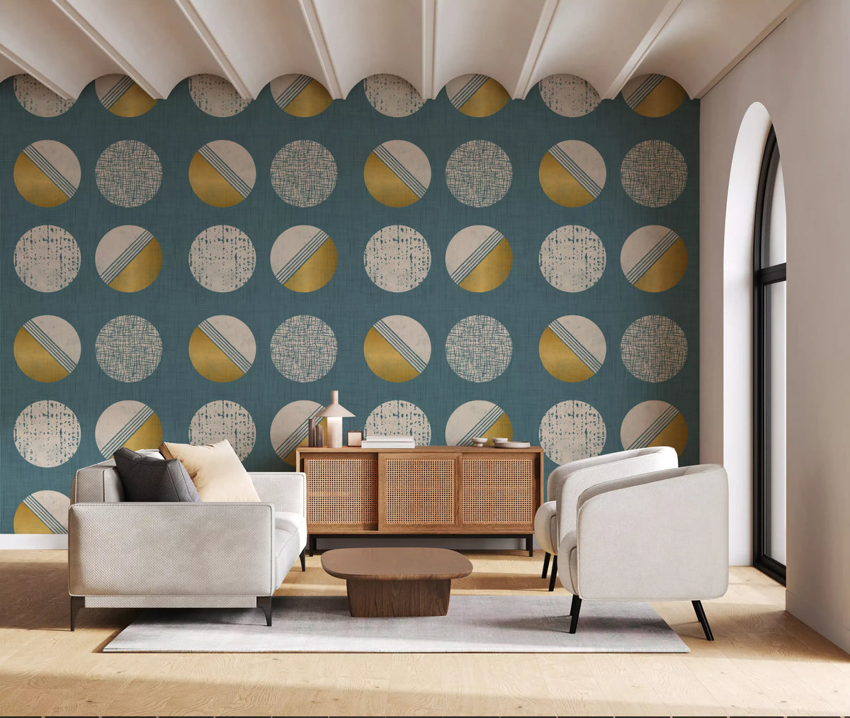 Tapeten mit Kreisen in staubigem Petrol und Senfgelb im Mid-Century-Stil⁠