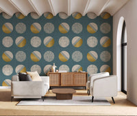 Tapeten mit Kreisen in staubigem Petrol und Senfgelb im Mid-Century-Stil⁠