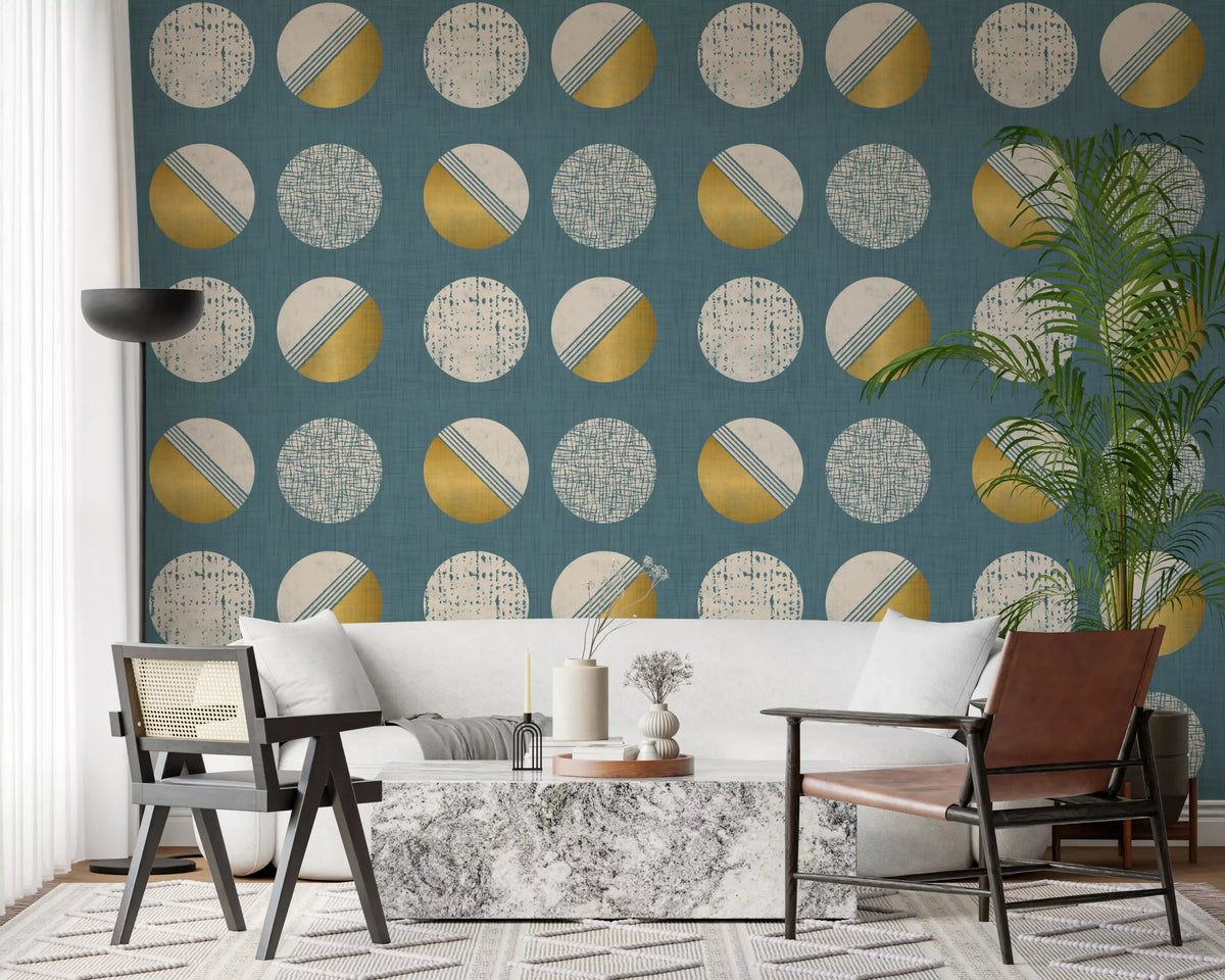 Tapeten mit Kreisen in staubigem Petrol und Senfgelb im Mid-Century-Stil⁠