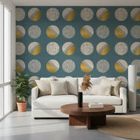 Tapeten mit Kreisen in staubigem Petrol und Senfgelb im Mid-Century-Stil⁠