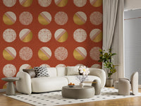 Tapet med rust røde og sennepsgule cirkler i mid-century-stil⁠