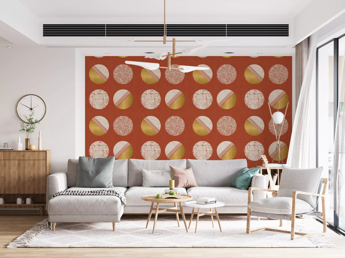 Tapet med rust røde og sennepsgule cirkler i mid-century-stil⁠