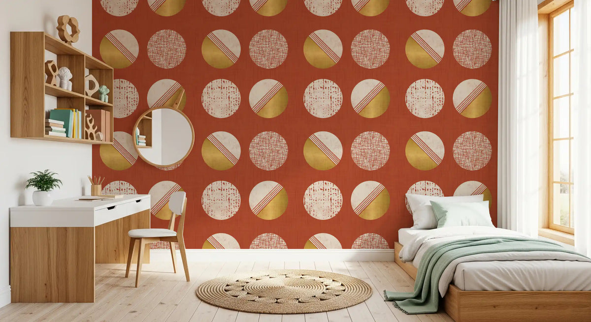 Tapet med rust røde og sennepsgule cirkler i mid-century-stil⁠