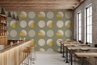 Papel pintado de círculos verde salvia y mostaza, estilo de mediados de siglo⁠