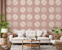 Tapet med blushrosa og kremfargede sirkler, mid-century-stil
