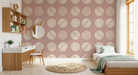 Tapet med blushrosa og kremfargede sirkler, mid-century-stil