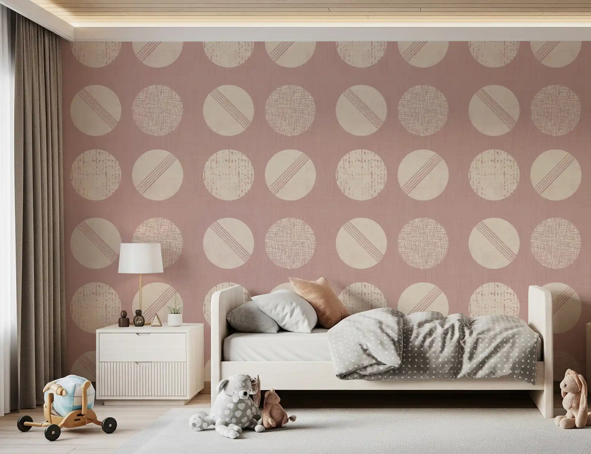 Tapet med blushrosa og kremfargede sirkler, mid-century-stil