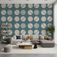 Tapeten mit Kreisen in gedecktem Petrol und Creme im Mid-Century-Stil