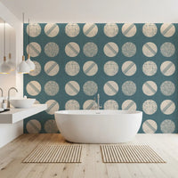 Tapeten mit Kreisen in gedecktem Petrol und Creme im Mid-Century-Stil