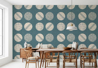 Tapeten mit Kreisen in gedecktem Petrol und Creme im Mid-Century-Stil