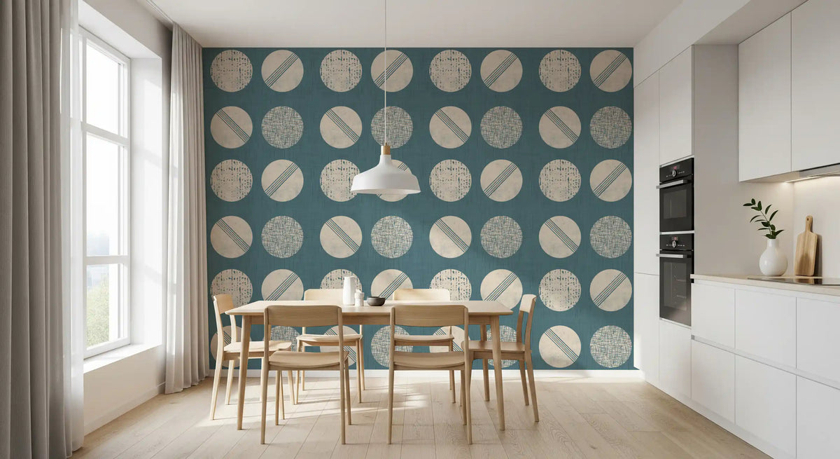 Tapeten mit Kreisen in gedecktem Petrol und Creme im Mid-Century-Stil