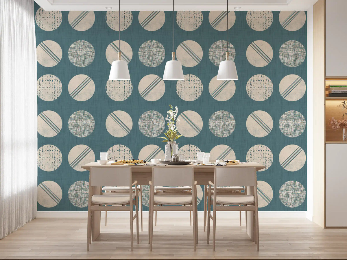 Tapeten mit Kreisen in gedecktem Petrol und Creme im Mid-Century-Stil