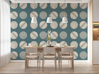 Tapeten mit Kreisen in gedecktem Petrol und Creme im Mid-Century-Stil