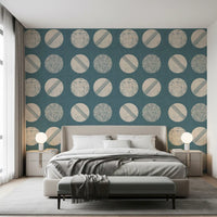 Tapeten mit Kreisen in gedecktem Petrol und Creme im Mid-Century-Stil