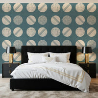 Tapeten mit Kreisen in gedecktem Petrol und Creme im Mid-Century-Stil