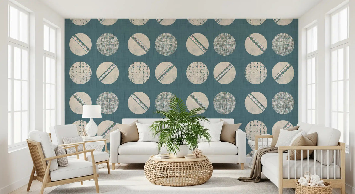 Tapeten mit Kreisen in gedecktem Petrol und Creme im Mid-Century-Stil