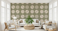 Tapeten mit Kreisen in Salbeigrün und Creme im Mid-Century-Stil