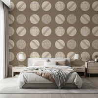 Tapeten mit Kreisen in warmem Taupe und Creme im Mid-Century-Stil
