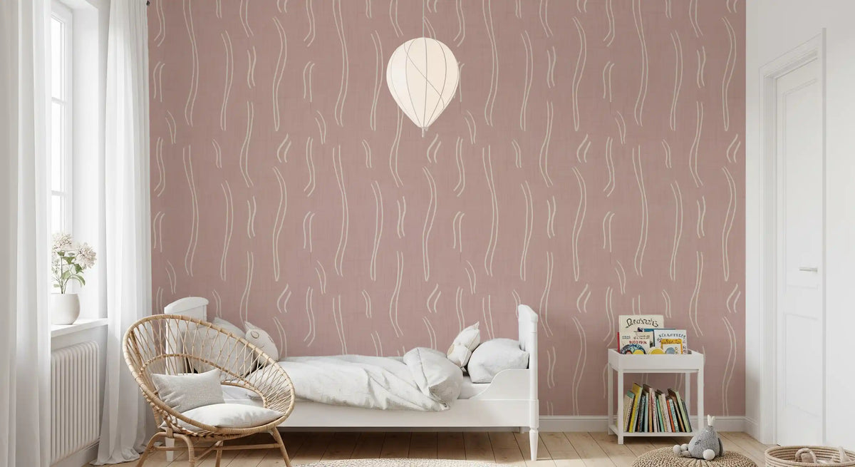 Tapeten mit gewellten Streifen in Zartrosa, Mid-Century-Stil⁠