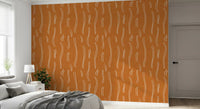 Tapet med bølgede striber i brændt orange, mid-century