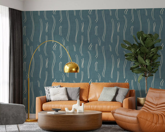 Tapeten mit welligem Streifenmuster in staubigem Petrol, Mid-Century-Stil