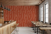 Carta da parati a righe ondulate rosso ruggine, stile mid-century
