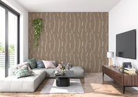 Warme taupefarbene Tapete mit welligen Streifen im Mid-Century-Stil⁠
